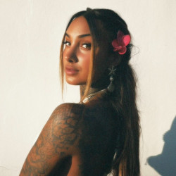Amina Selling